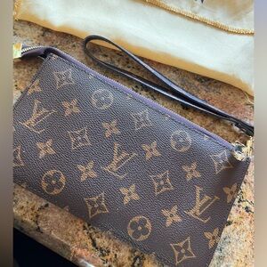 LV wristlet